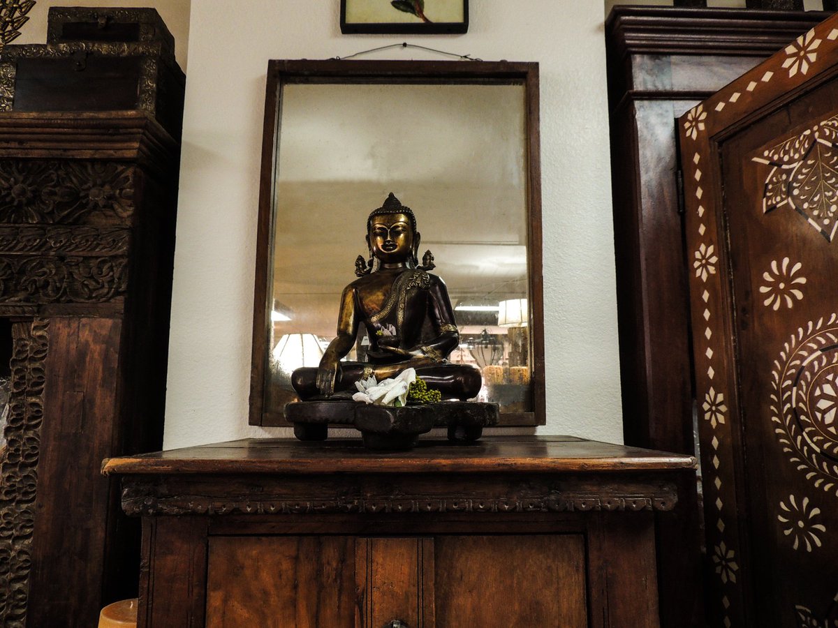 GlobalHomeAZ's tweet photo. Somber Decor #wood #wooden #buddha #statue #mirrors #cabinets #sideboards #decor #homedecor #unique #design #interiordesign #interiordesigner #globalhome #arizona #tempe #phoenix #shoplocal https://t.co/BwjzslCtMY