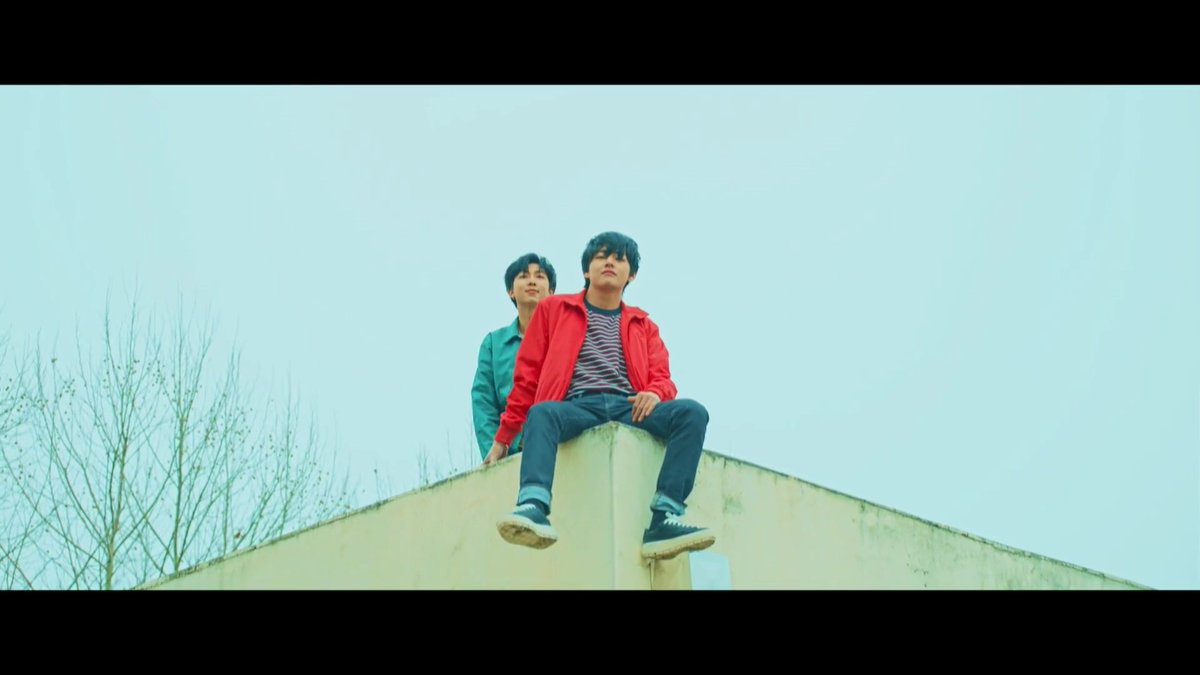 chim_chim95line's tweet photo. Taehyung'un oturduğu yerle Hoseok'un Airplane mvsinin çekildiği yer aynı gibi sanki #Euphoria https://t.co/KL9HyJAS8h