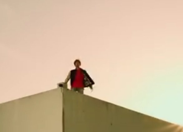 chim_chim95line's tweet photo. Taehyung'un oturduğu yerle Hoseok'un Airplane mvsinin çekildiği yer aynı gibi sanki #Euphoria https://t.co/KL9HyJAS8h