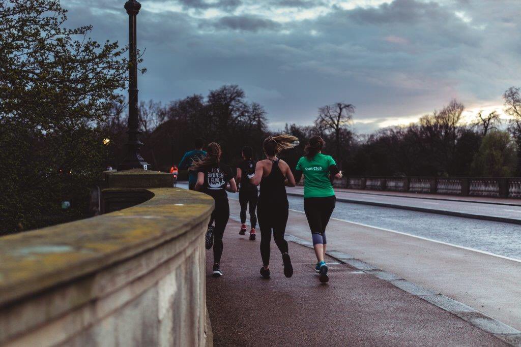 AmyMartin68's tweet photo. It finally feels like spring is on the way! First evening run in the daylight with @holidayinn & @ldnbrunchclub. It really is a pleasure to join this great bunch of people for a social run around the city of London in preparation for the @LondonMarathon! #restandrun https://t.co/08j1YIY6wY