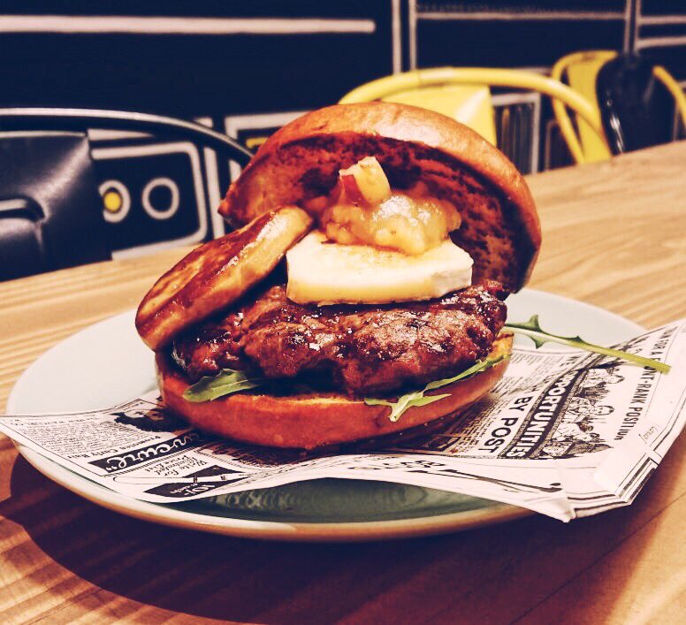 ¡Sólo este mes en nuestro local de Les Corts! Prueba nuestra #burger Parisien! 🍔🔥