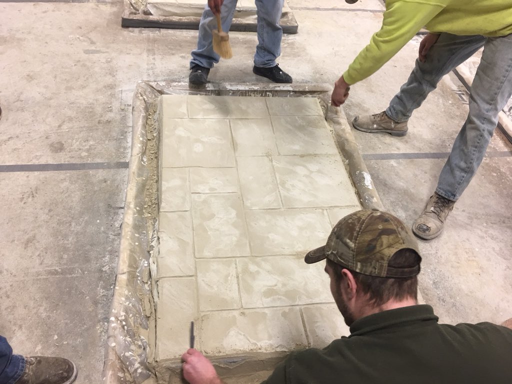 local692jatc's tweet photo. #OPCMIA #Local692 #CementMasons Apprentices at Elite Crete certification class https://t.co/hjbPCnI4EJ