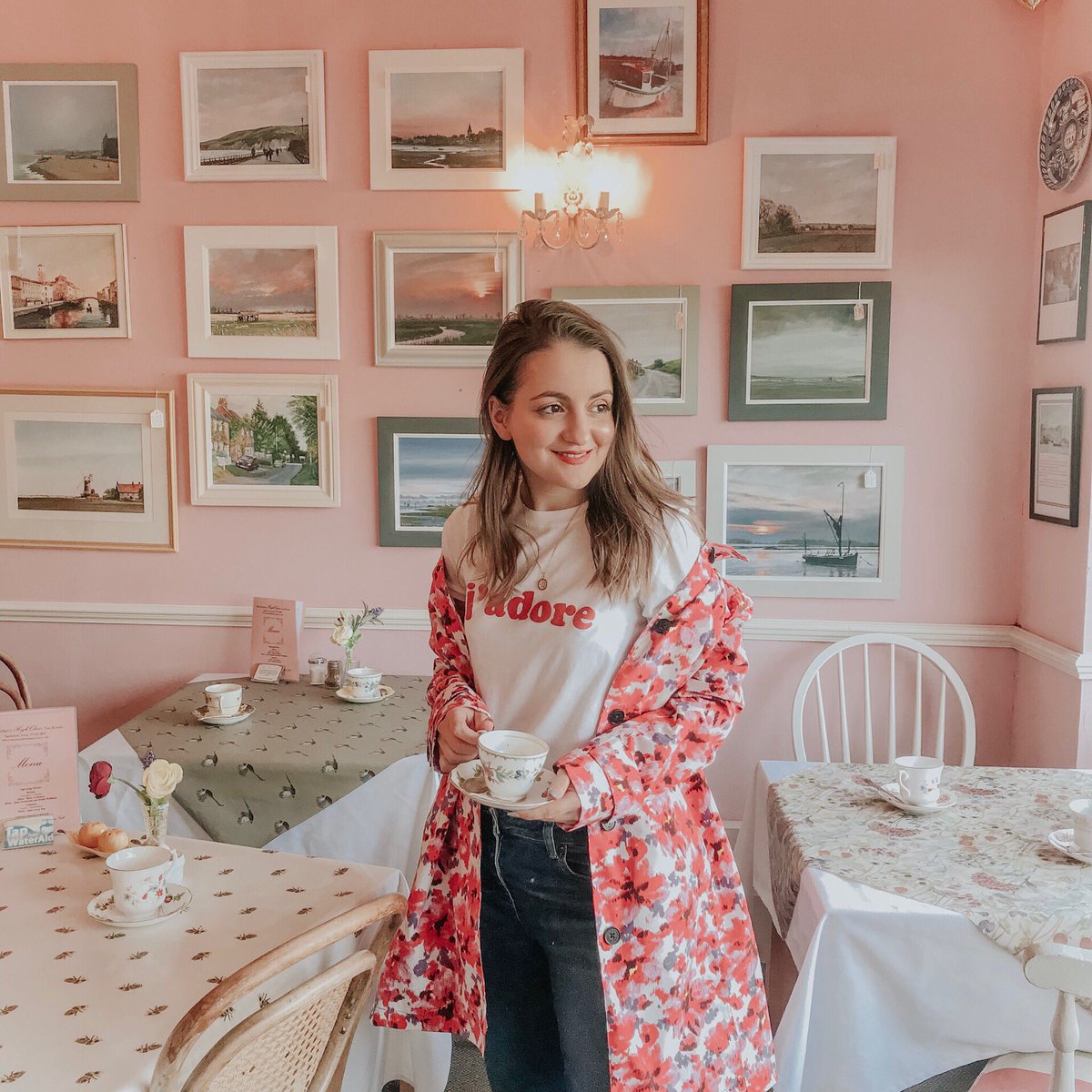 Tea anyone? ✨
In the depths of every wardrobe lurks a bunch of forgotten pieces that haven't seen the light of day since forever - like this gorgeous floral print trench from <a href="/LandsEnd_UK/">Lands' End UK</a> (which I totally forgot about it).