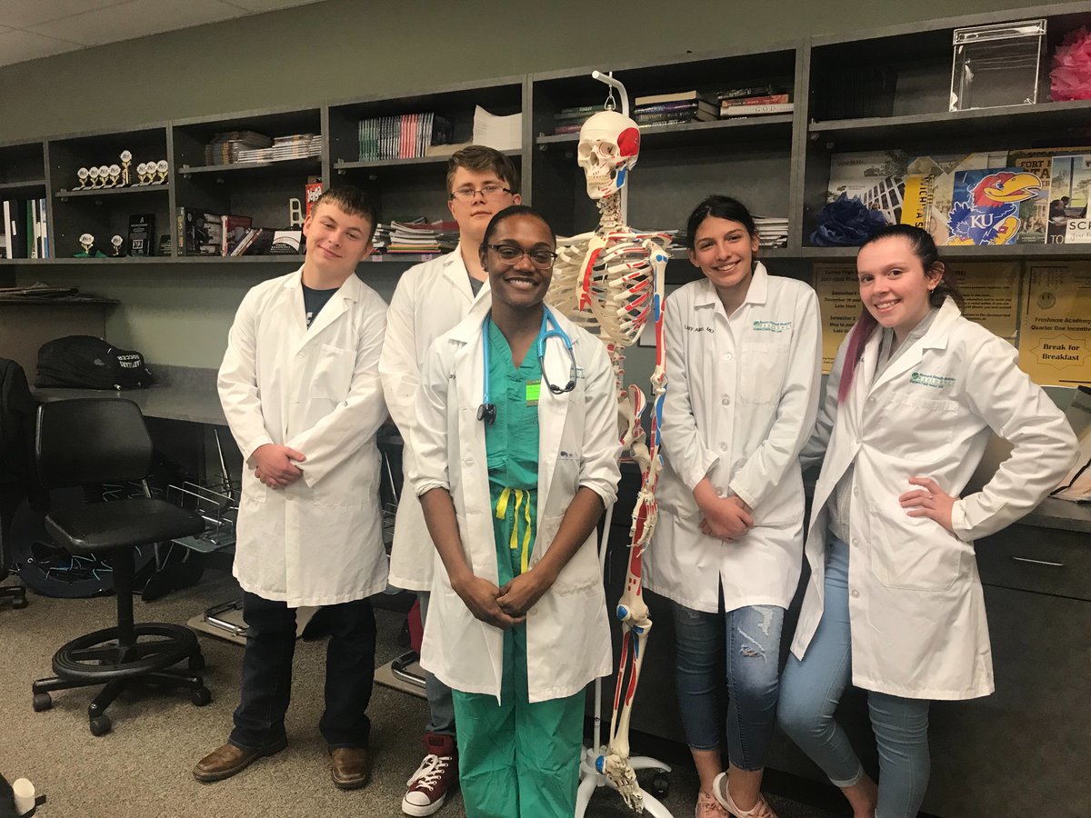 THSjag_910's tweet photo. “At first I didn’t make a single A in medical school and that shook my confidence, but I pressed on and I changed what wasn’t working and I persevered” -Dr. Linsday Williams

Not everything in life is easy, doesn’t mean it isn’t worth it. #pushthrough #turnerusd202strong #jagk https://t.co/W206dzWegr