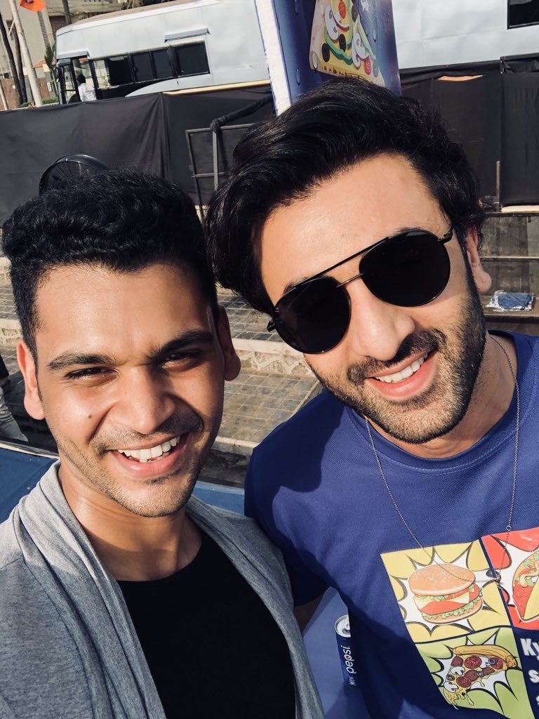 rohit_varghese's tweet image. I always end up looking below average in front of this guy! 😂😂😂#RanbirKapoor #postevent #pepsi #mumbai