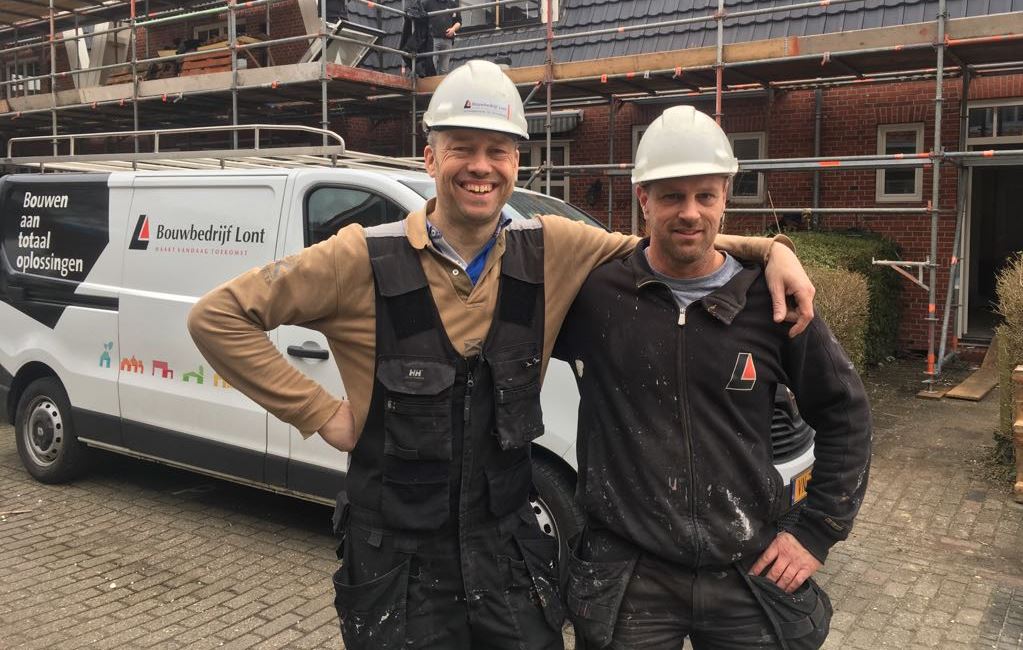 Gisterochtend in alle vroegte verruilde onze collega Wigle Anema z'n bureau voor de hamer en de zaag en werkte hij mee aan het #toekomstigbestendig en #duurzaam maken van 26 woningen aan de  #AukeStellingwerfstraat. #Ketensamenwerking met <a href="/Elkien_/">Elkien</a> en <a href="/zaanderwijk/">Zaanderwijk</a>