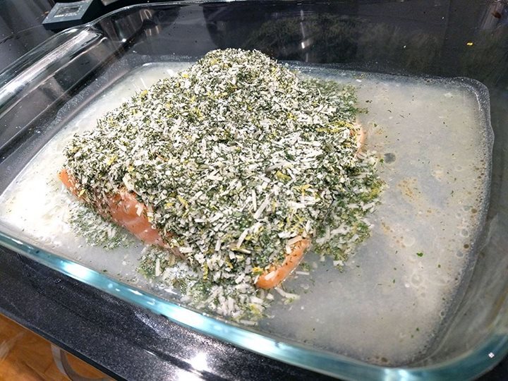 vvdb_se's tweet photo. Lagar till en riktigt härlig laxrätt: en variant av den lax med örttäcke och potatismos jag skrev om den 4:e december 2017. Den känns alltid så underlig att laga till eftersom det är så mycket torr ört/ost-blandning ovanpå laxen, men det är så det ska vara. #lax #potatismos #gott https://t.co/ur1TrZLXcO