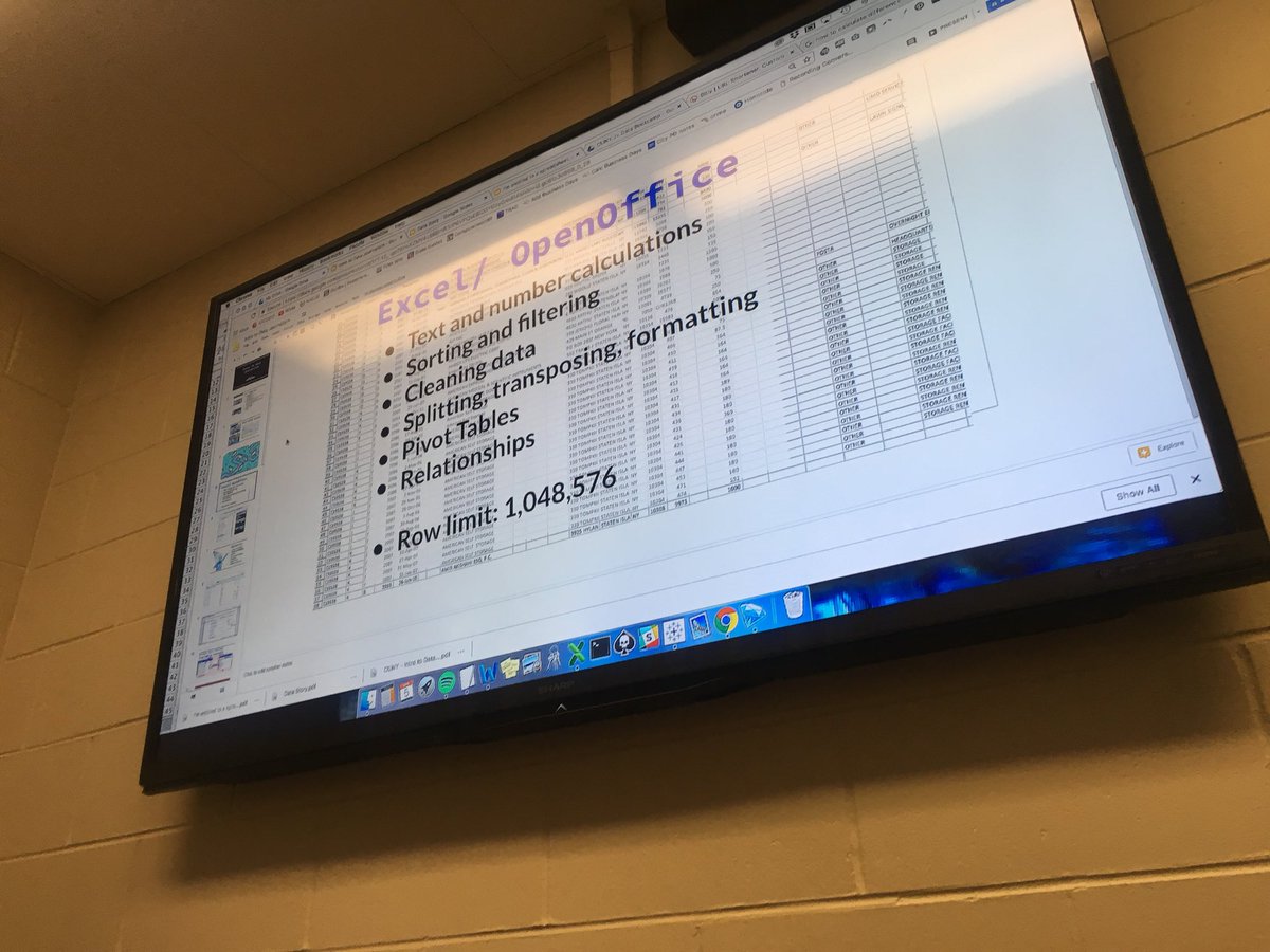 deiontaenichol4's tweet photo. Sitting in on the presentation about a lot of great journalism insight from Sarah Ryley (recent WSU alum) - who was a member of a Pulitzer Prize award winning team. #detroithive #wsu ππ» https://t.co/fIYEaeXzqv