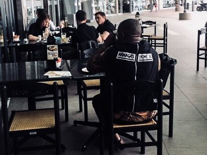MAMAGASEHOME's tweet photo. Out for tea with a black #MAMAGASEHOME Zip-Up Hoodie over the shoulders, thank you for sharing your look @MmatliZAR ☕️👌🏾
https://t.co/up5sKqA3vM https://t.co/jOoBKe2UPD