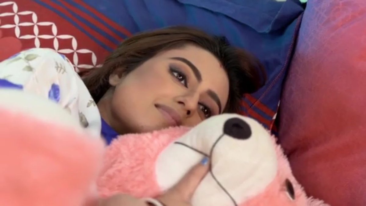 Snehasishroy200's tweet photo. @Iamswastika @irohaan @DreamGirl_Sw Didi ajker epi darun hoyeche.Dali gobindo er misti romance akhon just ossom. Ar bhajohori khub bhalo comedy korchay.Ami jani bg tay notun notun incident ghote cholece, ja khubi interesting,nanan looks dekha jetay pare. So let's enjoy with bg.😍 https://t.co/L9gZj6O951