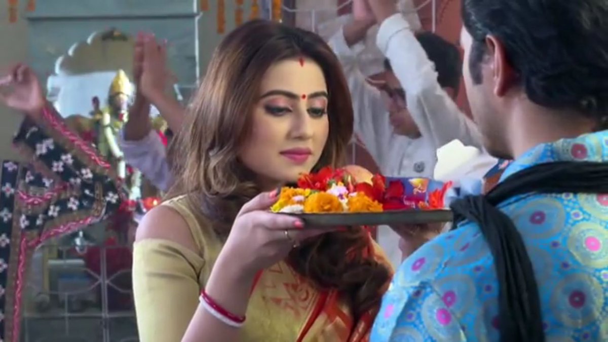 Snehasishroy200's tweet photo. @Iamswastika @irohaan @DreamGirl_Sw Didi ajker epi darun hoyeche.Dali gobindo er misti romance akhon just ossom. Ar bhajohori khub bhalo comedy korchay.Ami jani bg tay notun notun incident ghote cholece, ja khubi interesting,nanan looks dekha jetay pare. So let's enjoy with bg.😍 https://t.co/L9gZj6O951