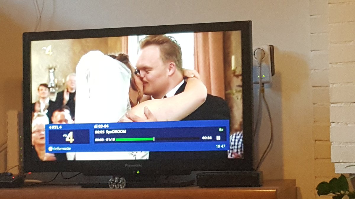 c_masselink's tweet photo. wat hou ik toch van dit progamma! #syndroom . wat een mooi en ontroerend progamma! en wat doet  @JohnnyDeMol_ het toch leuk! 
bij deze aflevering kon ik t niet drooghouden. prachtig stel! ❤ @SynDROOM_RTL https://t.co/9miYITLOj2