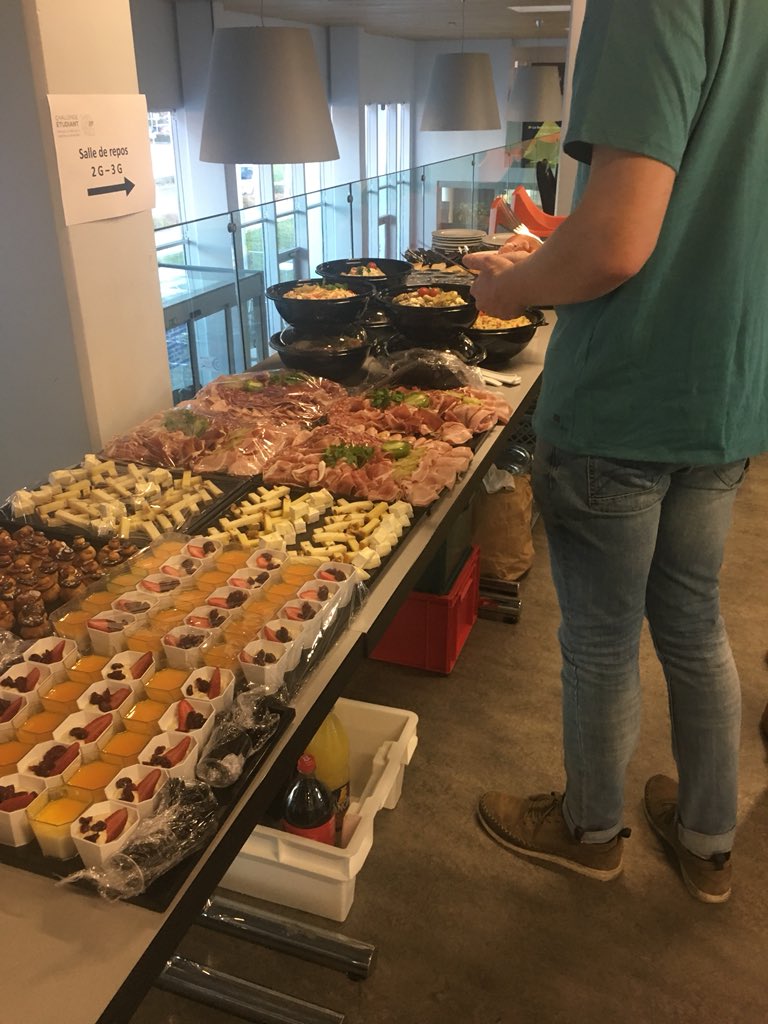 numerique_pme's tweet photo. Le hackaton #challengelogconnect18 c’est aussi de la convivialité @PilesLogistique @PilesLogistique @suezFR @capi_agglo38 https://t.co/YNE7QbzFSm