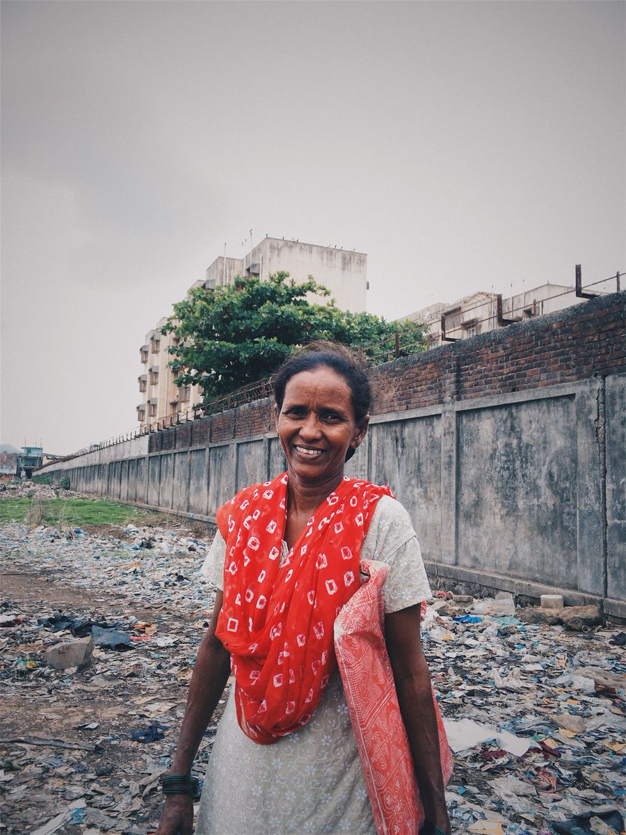 plasticmakerhub's tweet photo. Not all superheros wear capes. Meet Shalini! Unsung heroine and proud wastepicker, Shalini works to afford to pay for meals for the day and hopes to give her children the opportunity to “do dignified work”.  #PlasticMakerHubs #SocialWarrior #UnsungHeroine #GandHumToSaafMumbai https://t.co/o0RW8fMcVm
