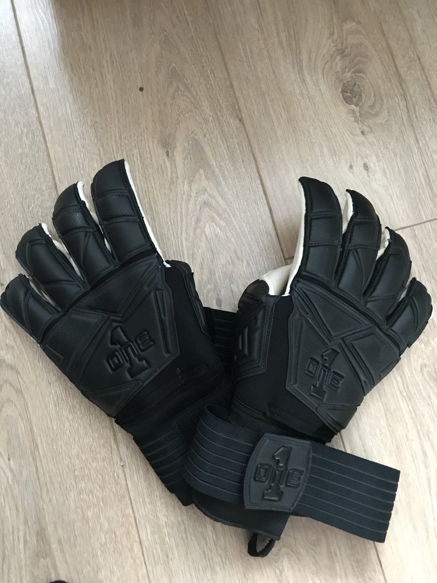 daveohill's tweet image. New gloves to end the season with 🙌🏻! #7left #keepers @TheOneGloveCo @KeeperPortal #oneglove