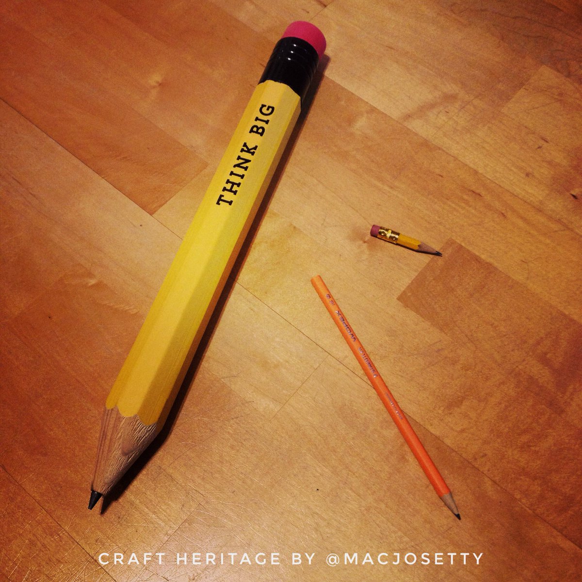 craft_heritage's tweet photo. Für jede kreative Idee gibt es passendes Werkzeug zur Umsetzung. Und manches Mal muss man einfach etwas größer denken oder die Perspektive ändern. #kreativ #werkzeug #handwerk #idee #planung #craftheritage #craftsmanship #schreiben #zeichnen #markieren #stationery by @MacJosetty https://t.co/zjuUQj2KVe
