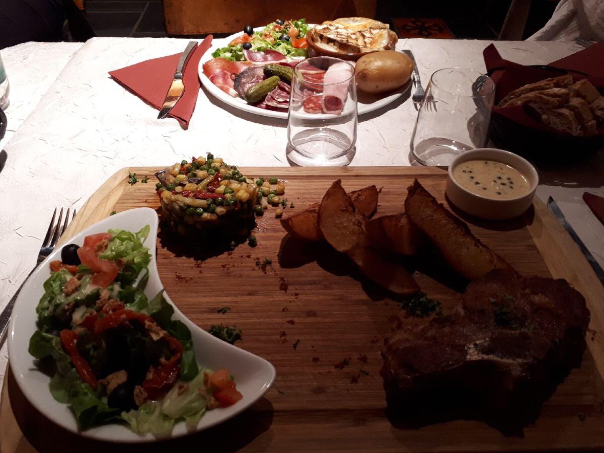 Carlit_Hotel's tweet photo. Le restaurant El Foc fermera ses portes demain pour environ 2 semaines. Un peu de repos pour nos cuisiniers et serveurs, pour cette fin de saison hivernale. Mais ce soir il est encore temps d’y manger. Une bonne côte de veau ou un camembert rôti par exemple. Bonne appétit ! https://t.co/N5aMrovoX4