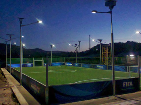 ENSOLTZ's tweet photo. Regardless of the time of day (or night!), this field in Iringa is available for use. #ChristianoRonaldo should come play here one day. 
#SolarStreetLights supplied and Installed (with a smile) by #EnsolSolar. Great for street lighting as they don't depend on #TANESCO. https://t.co/vLRjHvwffX