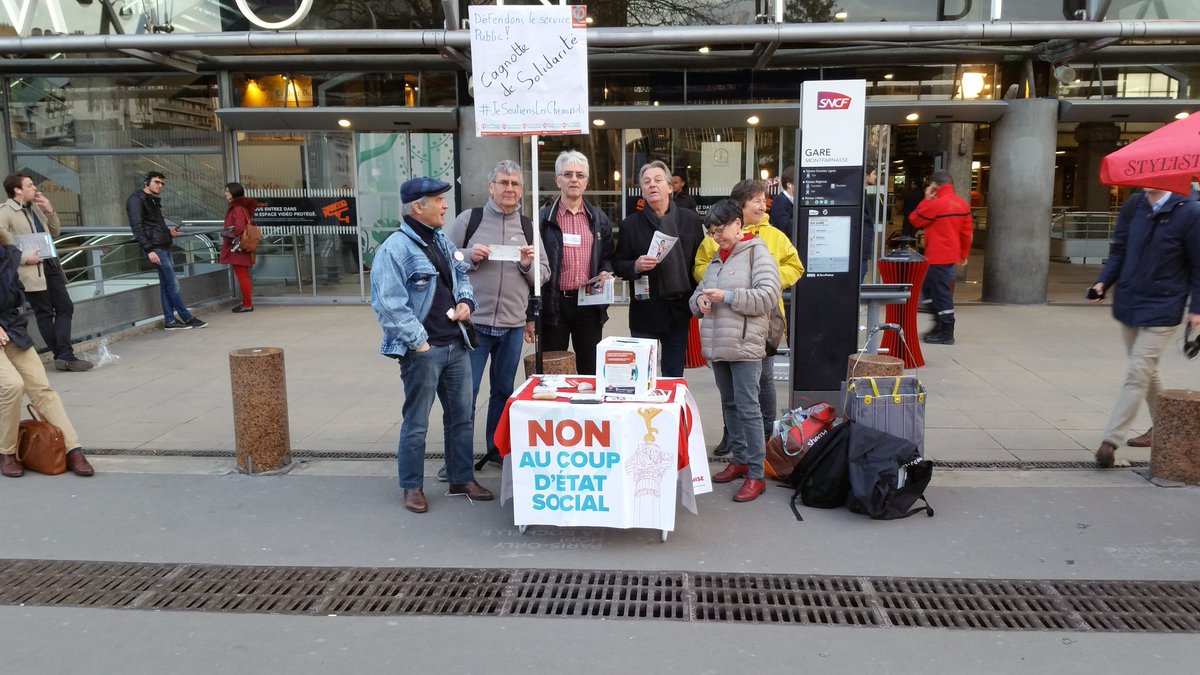 jpcoulomb's tweet photo. Ce soir à Montparnasse, une partie des Insoumis qui soutiennent les cheminots.
#SNCF #Solidatite
#jesoutienslagrevedescheminots
@slegrain75 https://t.co/S19LozfEog