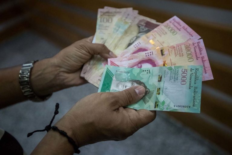 ElInformadorVE's tweet photo. #SinBancos Adultos Mayores gastan aproximadamente el 20% de su pensión solo en pasajes para cobrarla - https://t.co/FZUtayDbp2 https://t.co/zRCWnR8mUM