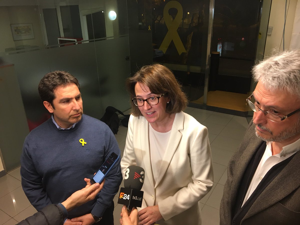 omnium's tweet photo. Amb la caixa de solidaritat d’ @omnium i l’@assemblea fem efectiu el pagament de 75.000 euros de fiança de @KRLS #Puigdemont https://t.co/6TiRN7guW8