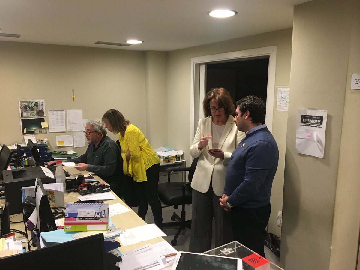 omnium's tweet photo. Amb la caixa de solidaritat d’ @omnium i l’@assemblea fem efectiu el pagament de 75.000 euros de fiança de @KRLS #Puigdemont https://t.co/6TiRN7guW8