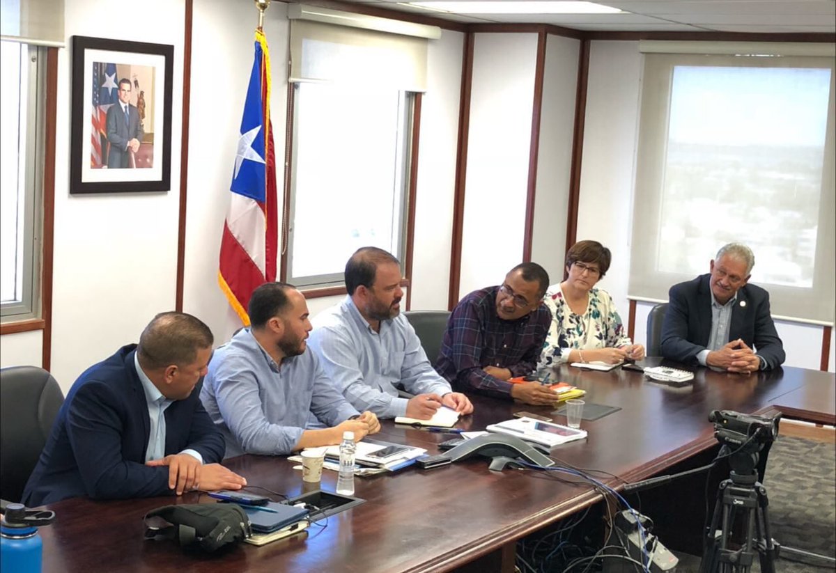 AcueductosPR's tweet photo. [Ahora] @PresidenteAAA reunido con alcalde #LuigiTorres y los senadores @AbelNazarioPR @Nelsoncruz2016 @luisberdiel51 discutiendo proyectos de infraestructura para el municipio de #Yauco #AAAparaTodos #UnEquipo https://t.co/zzwRLbIjLU