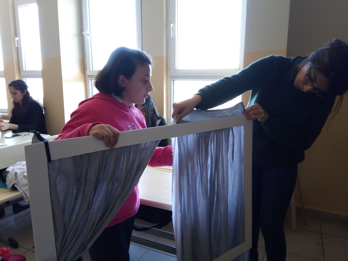 Kullanılamayacak kadar eskimiş coraplardan kukla, etekten sahne perdesi ve iplerden kuklalara saç yaptik. Geri dönüşüm konulu bir de oyun yazdık.. Ne iyi yaptık👏👏👏

<a href="/harezmimodeli/">Harezmi Eğitim Modeli</a>
<a href="/msbasarici/">Mahmut Sami Başarıcı</a>
