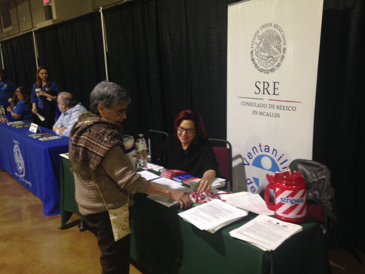 ConsulMexMAC's tweet photo. Personal del Consulado presente en la Feria de Salud que se lleva a cabo en la ciudad de Pharr, donde brindan información a la #ComunidadMX  sobre #ProtegeTuPatrimonio, así como servicios y programas que ofrecemos #VDS @egbernalm @IME_SRE @ventanillasalud @PharrTx https://t.co/hIjaBPW8hL