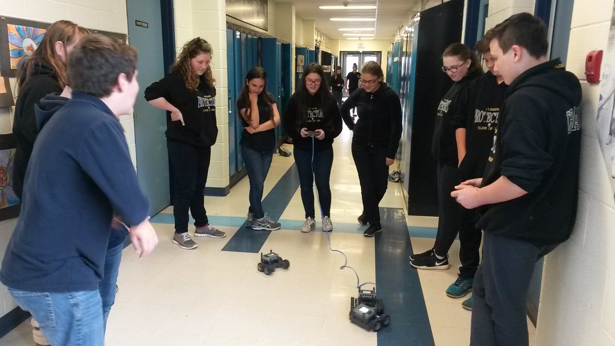 StJosephSnyder's tweet image. Robotics have come to St. Joseph! Thank you to Mr. Vukovic (our 7/8 teacher) and all his hard work to make this happen! #Roboticsrocks