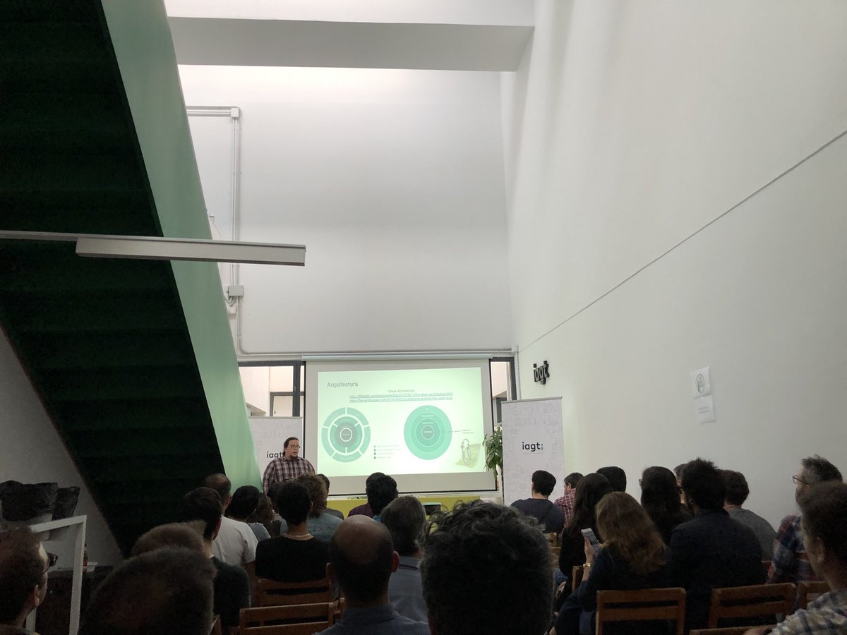 pablohiri's tweet photo. @motedu hablando sobre datos en Android #DatabeerSVQ3 @iagt_es muy interesante y los gifs muy chulos... https://t.co/hfj1xrd29X