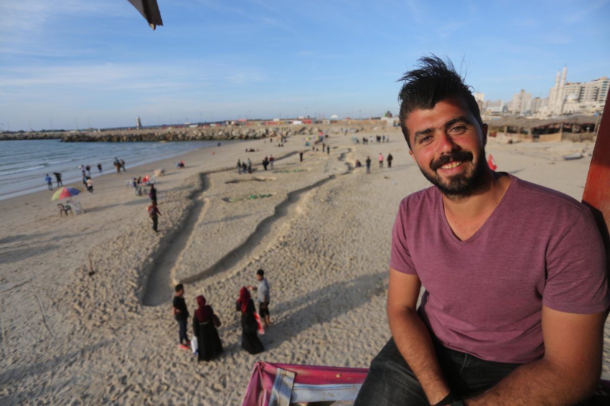 Mohammed Abu Amr's last creation was a sand sculpture that said, “I will return.” A day later he was killed along with 16 other demonstrators. Osama Sbeata completed a map of Palestine in his honor: "This map was Mohammed's uncompleted dream."
  
j.mp/2JjxsgO

#Gaza