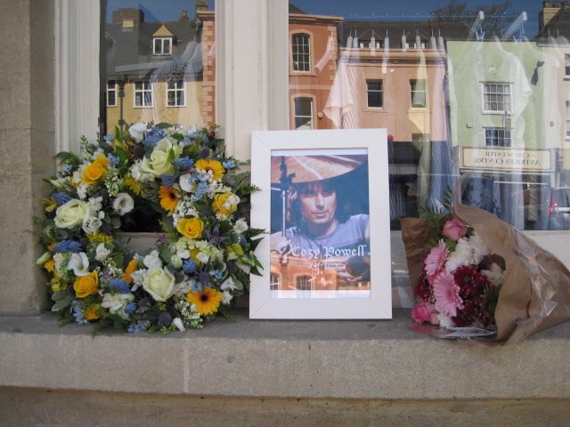 cozypowelldrums's tweet photo. 5 April 2018. Today marks 20 years since Cozy Powell died. Here are pictures from today's event in Cirencester, Cozy's home town, where flowers were laid by Neil Murray at the Blue Plaque. Tony Martin and Don Airey were also there. Keep rocking, Cozy!

Photos by Lynne Barnes. https://t.co/vTZO32ZzGx