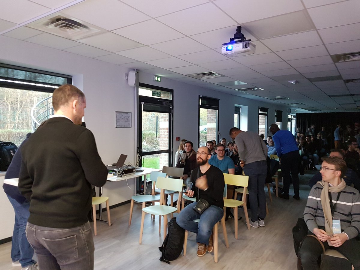 AXAJobs_fr's tweet photo. Annonce des gagnants de la #TechNightbyAXA par @ThomasCourbe abonnement @Netflix_fr et un pass 3 jours pour @DevoxxFR bravo ! https://t.co/mmly41tWyH
