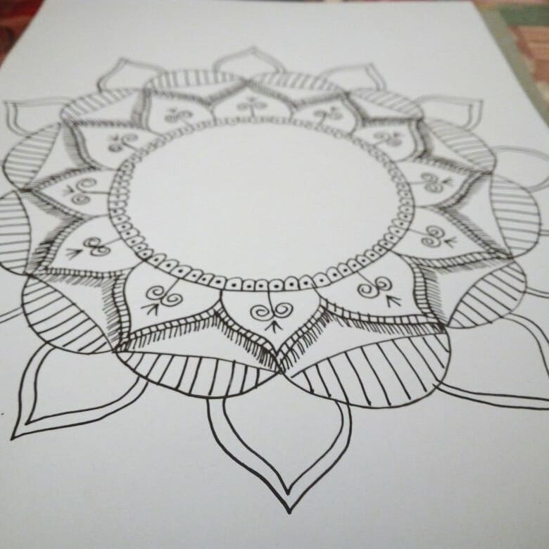 subi_designs's tweet photo. #tbt to my mandala drawing process
#mandala #subidesigns #mandalart #zentangle #designs #handdrawing #funprocess #coloring https://t.co/DtSIKSIzbj