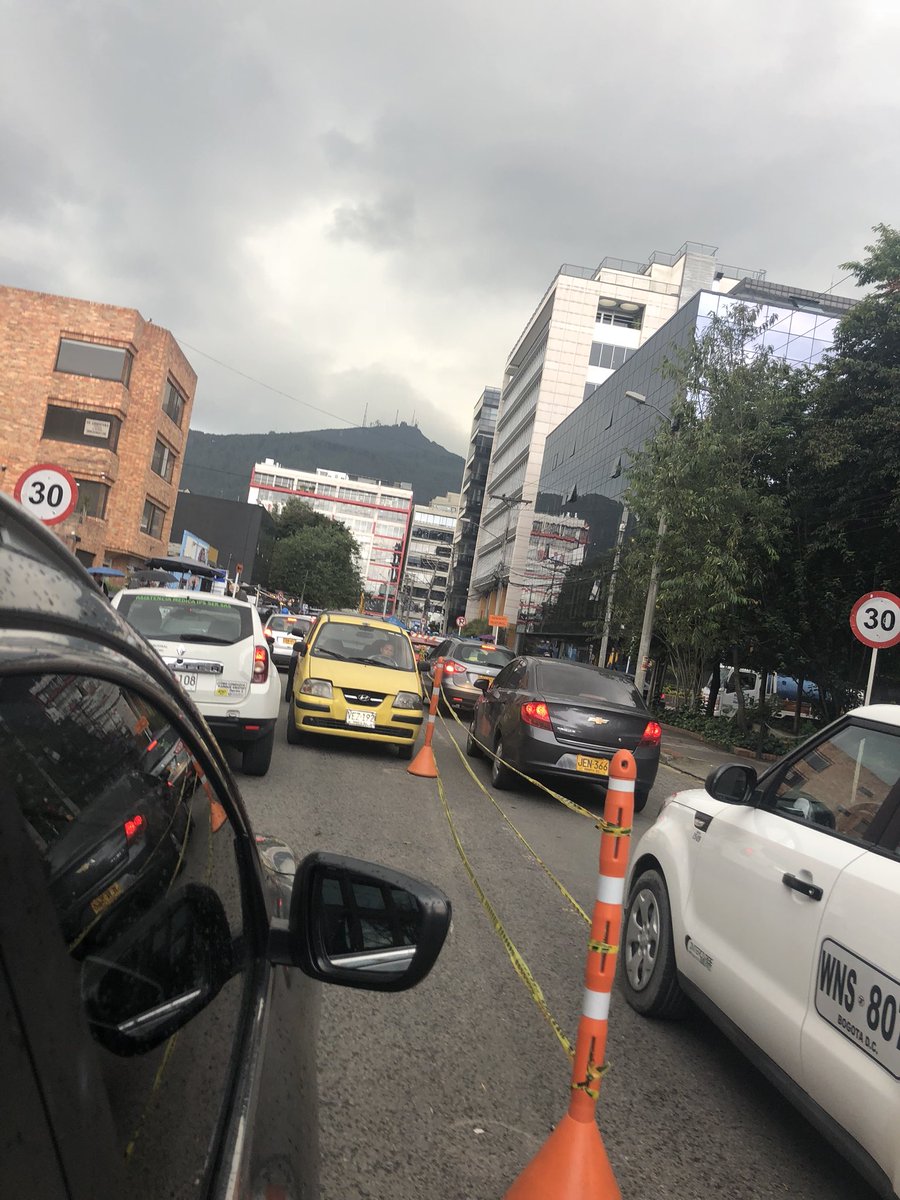 Pochosaurus's tweet photo. Wtf el tráfico de Bogotá. 😥Y uds pueden creer este señor en contravía? https://t.co/SBujBiQ6Hh