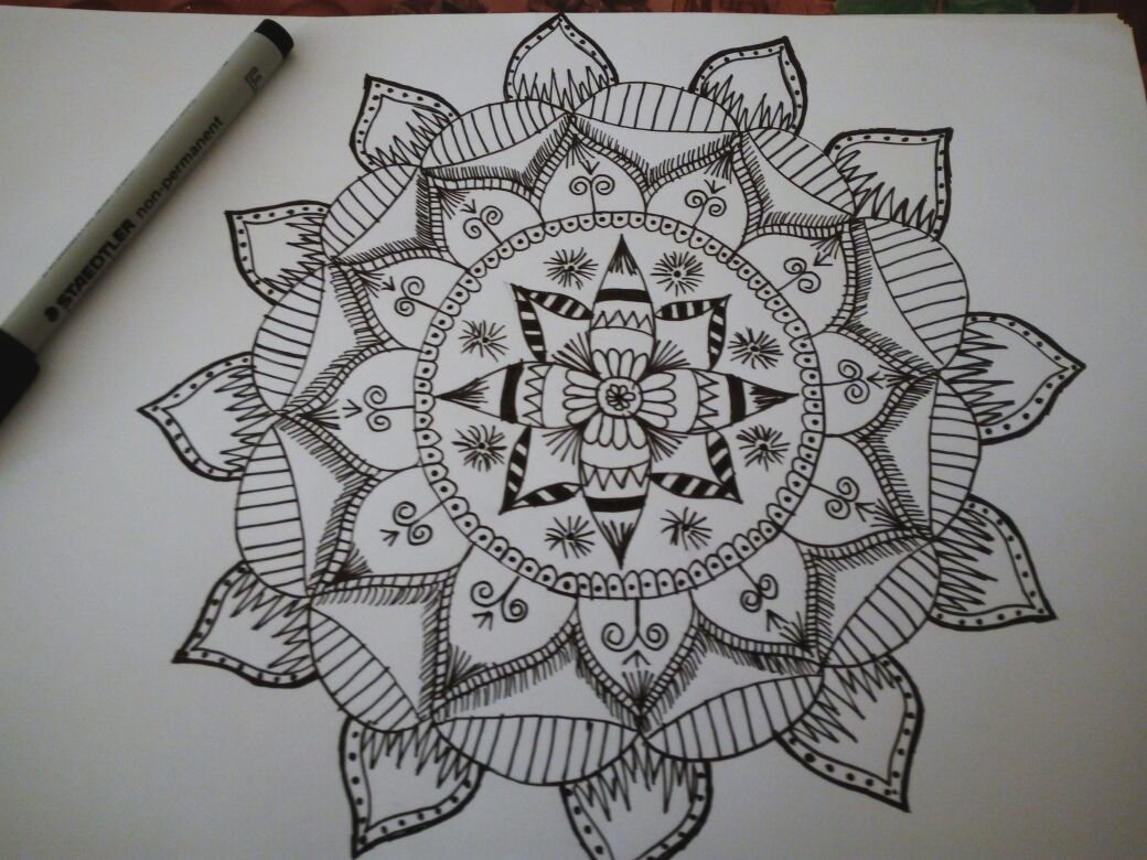 subi_designs's tweet photo. #tbt to my mandala drawing process
#mandala #subidesigns #mandalart #zentangle #designs #handdrawing #funprocess #coloring https://t.co/DtSIKSIzbj