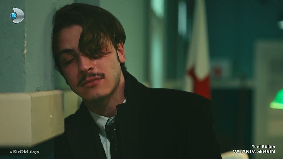 beklenenkral's tweet photo. "Doğru olan aşkının arkasında durabilmek... Ben diyebilseydim, o benim karım; ordunuz da vazifeniz de batsın. Diyebilseydim, onu koruyabilirdim." HiLeon 
#VatanımSensin #BirOldukça https://t.co/Jr1sWFmHj5