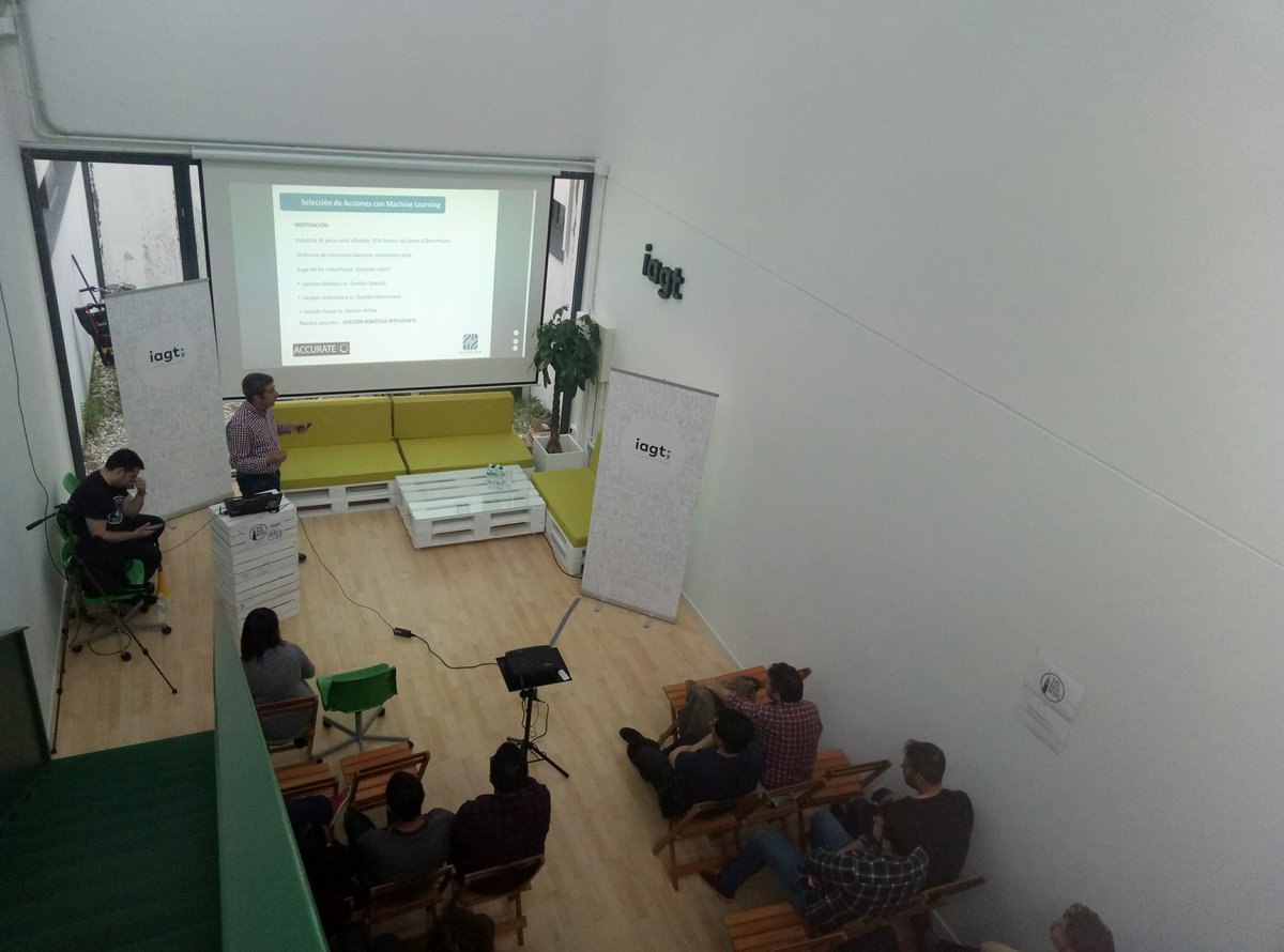 iagt_es's tweet photo. Continuamos el #DatabeerSVQ3 con @josecarpiocom, Co-fundador y CIO en @Dattechs_sl, y su genial ponencia sobre Machine learnig con acciones, con consejos estupendos incluidos😉 @DatabeerSVQ https://t.co/pqp4N9yEpE