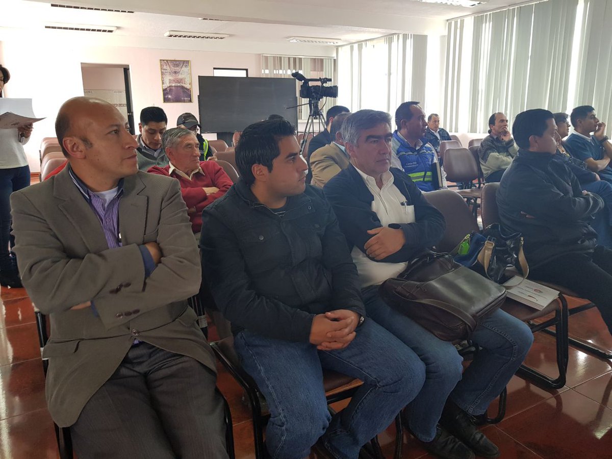 El Gobernador del Carchi, <a href="/AlexCruz_E/">Alex Cruz E</a>, lideró una reunión interinstitucional para fortalecer las medidas de seguridad sanitaria y evitar el ingreso de enfermedades como el sarampión, difteria y fiebre amarilla. Todo ciudadano venezolano de 1 a 16 años para ingresar al país...(1)