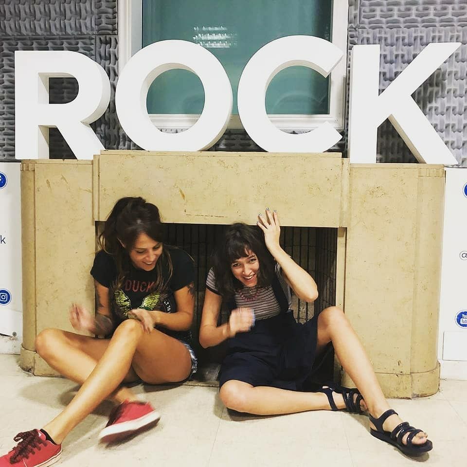 NacionalRock937's tweet photo. Esto está pasando ahora, entre otras cosas, en @amiga937 con @Candevetranok y @trinilopezr https://t.co/8MecFTq9IL