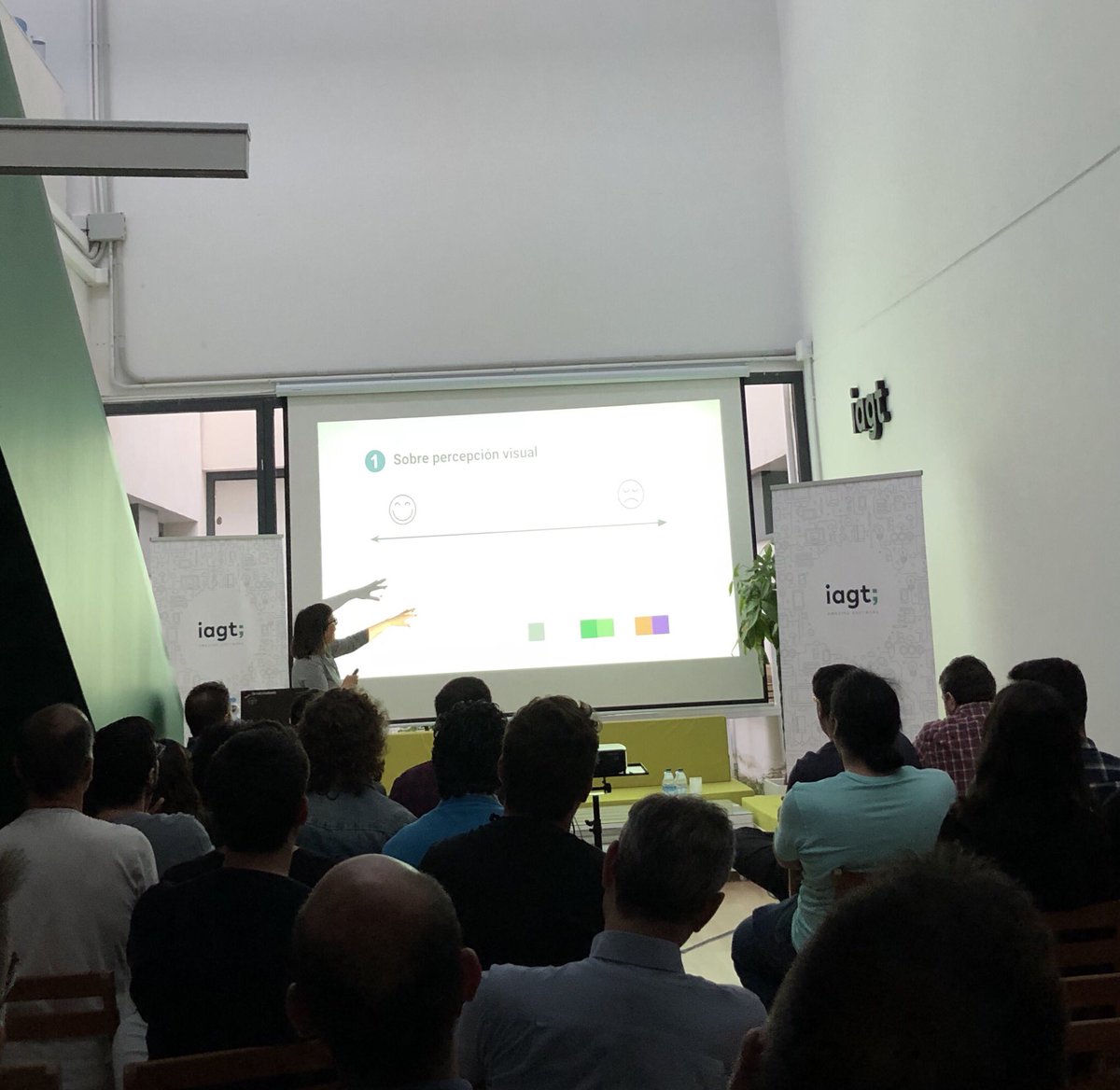 pablohiri's tweet photo. @monagma hablando sobre visualización de datos en #DatabeerSVQ3 con momento Feminazi y todo... @iagt_es https://t.co/J5gP2REau2