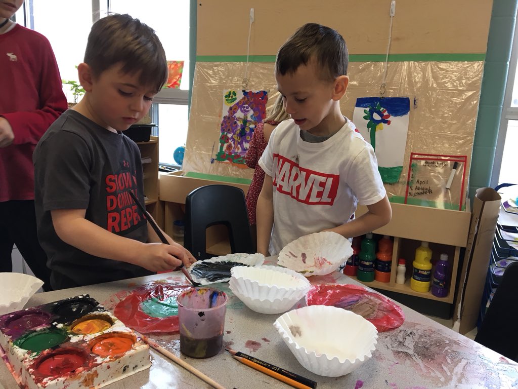 jhutchspeth's tweet image. A little springspiration! Getting artsy with our learning buddies. @rockwoodheart @frannieham101 #wehaveheart #springsmiles