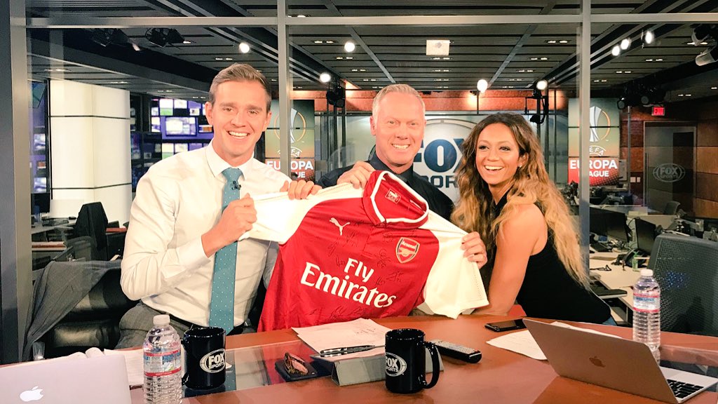 FOXSoccer's tweet photo. It’s time for another giveaway! 

RT and follow us for a chance to win an Arsenal jersey signed by the team! Jersey provided by @Arsenal. https://t.co/Si6wQX64FB