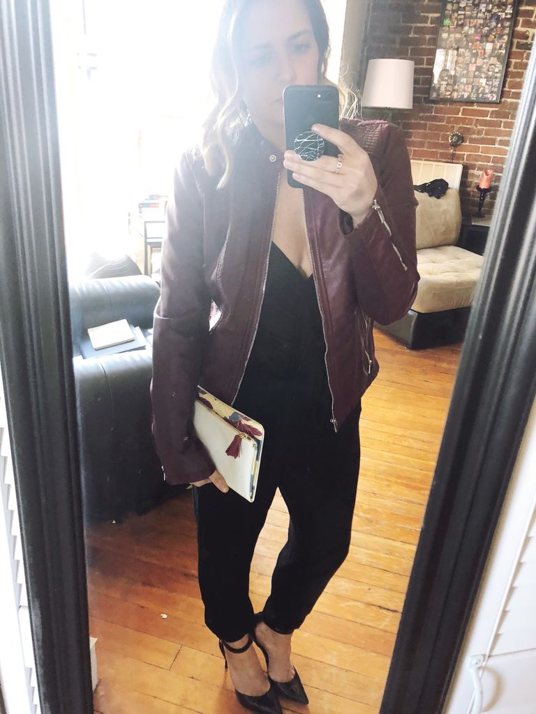 mysocalledsemi's tweet photo. Meant for this to be my outfit for Crazy Ex-Girlfriend Live tonight, however the weather just isn’t cooperating. ⠀
-⠀
#crazyexgirlfriend #crazyexgirlfriendtour #boston #bostonblogger #datingblog #datingblogger ##ootdshare #ootn #mirrorselfie #mysocalledsemiadultlife https://t.co/7rd3LoEzNw