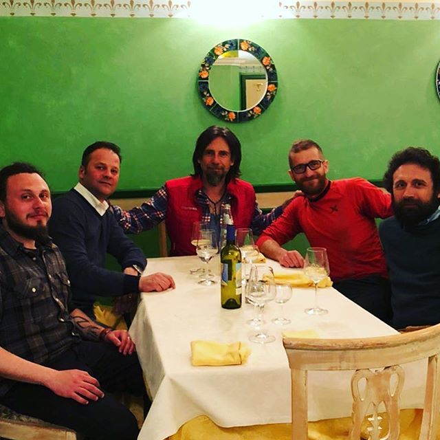 FrancescoVidott's tweet photo. Prima della serata a Pontedera con gli amici della libreria Carrara 
#rock #book #sky #novel #libri https://t.co/D7uXniqc67