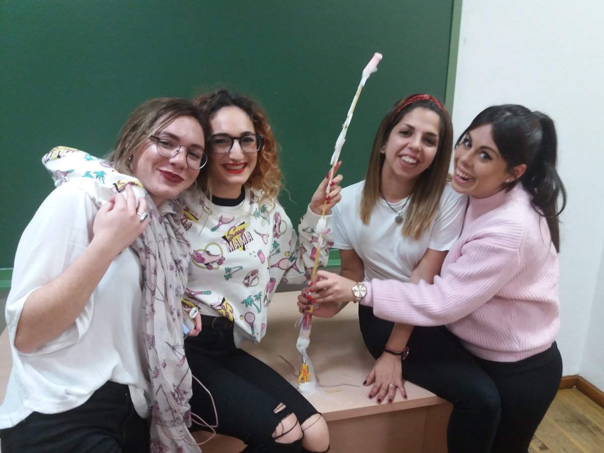 quiquesr's tweet photo. Hoy team-building en #eduempleo para aprender cómo convertir "grupos" en "equipos" ¡Me encanta hacer #pedagogía con mis chicas/os de @Educacion_UMA! https://t.co/gTwPRHaVPM