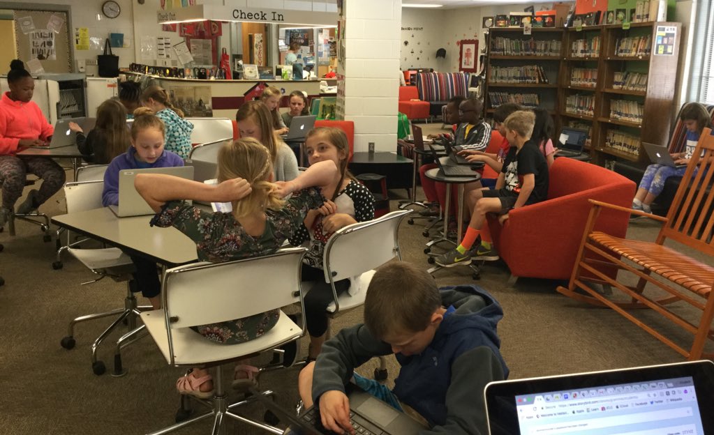 VHECLIBRARY's tweet photo. We have a full house! #onlinewriting #vestaviahills #graham #grammas #publishing #ethicalonlineuse #vheclibrary #vhectech https://t.co/M2QaosR13n