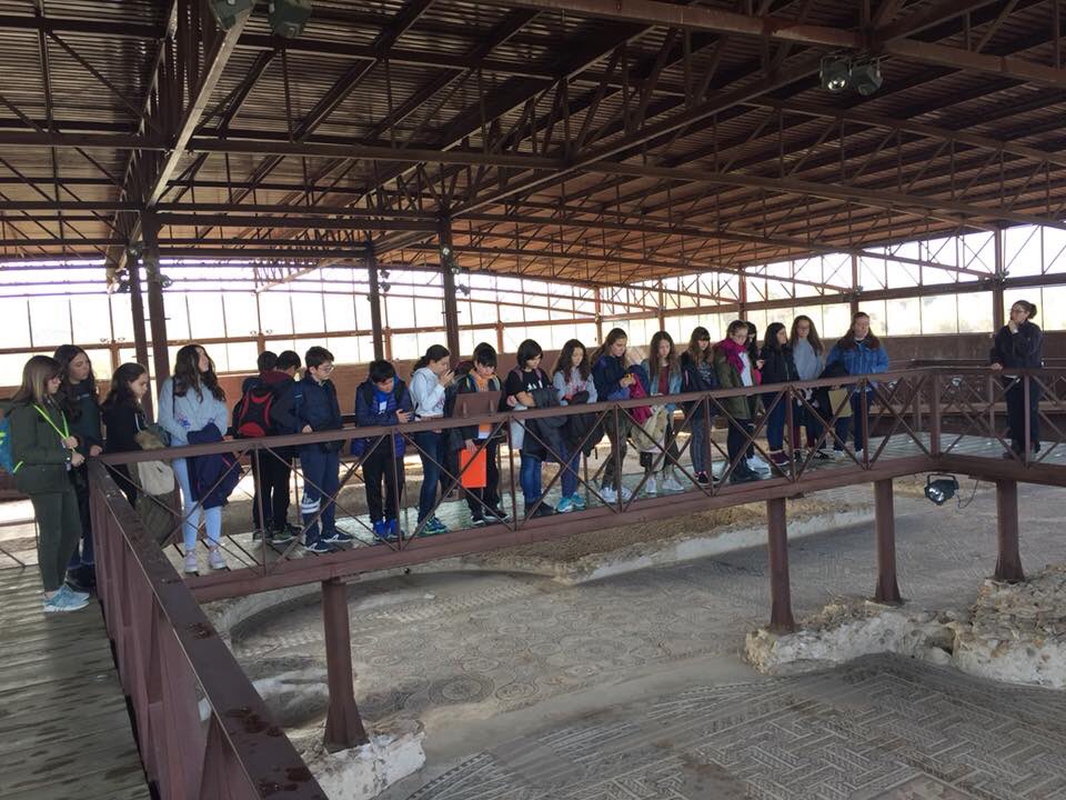 iescorella's tweet photo. Alumnos de 1ºESO han visitado el Yacimiento de Carranque donde han podido ver los restos de una Villa y Palacio Romano, después ocupado por visigodos, musulmanes y cristianos.
También, en un taller, han creado en arcilla dos máscaras 🎭 de teatro utilizadas en aquella época. https://t.co/vaTaf8LqRk