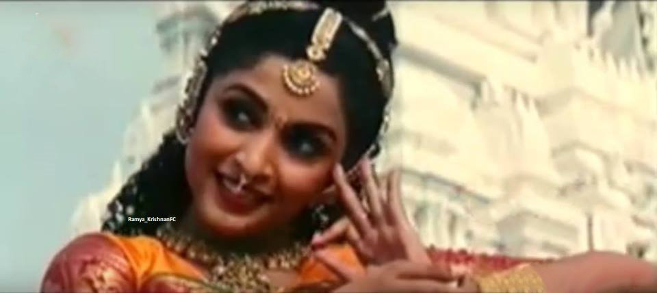 Meg_Prajakta's tweet photo. she has soft and smooth body, is it an illusion OR silken starry night of full moon day,endowed with skin glowing with radiance as if drenched in gold &amp; jewels,she dressed up &amp; appeared in front of us as if the star of Venus. Apsara @meramyakrishnan has descend from heaven ❤️ https://t.co/Np2zc86mHM